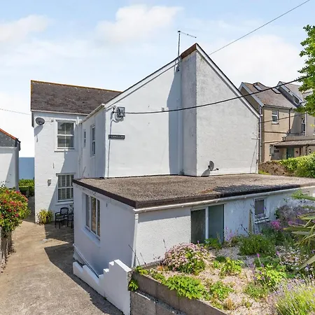 1 Llewellan * Carbis Bay